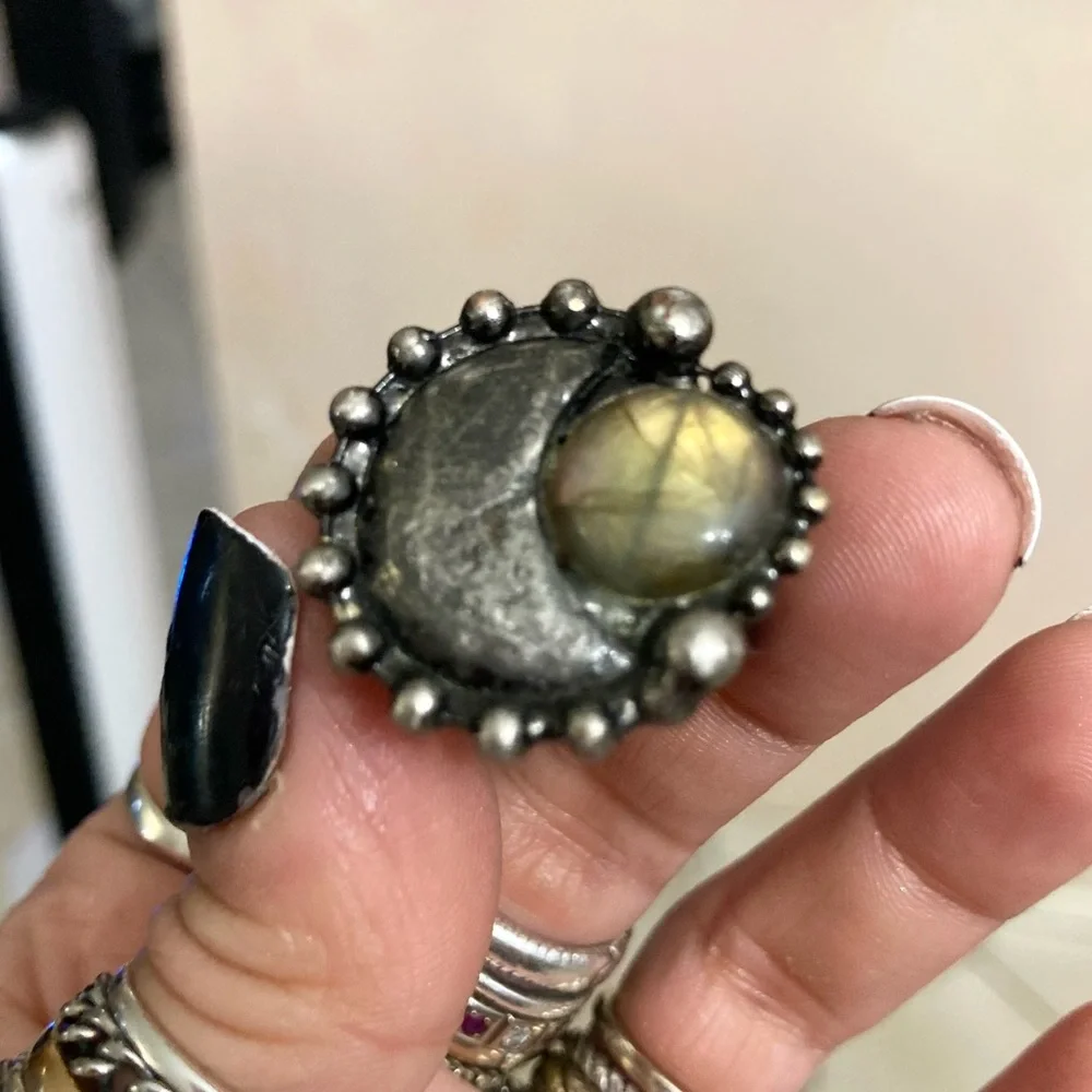 Natural green yellow iridescent labradorite gemstone crescent moon adjustable - Picture 6 of 11